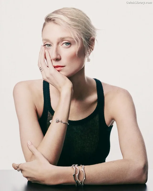 Elizabeth Debicki photo 7 of 335