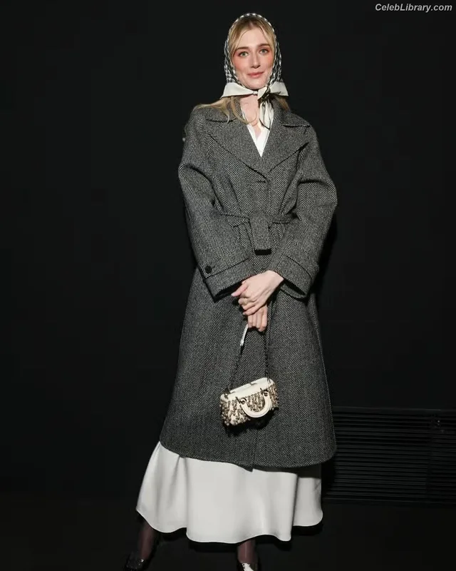 Elizabeth Debicki photo 1 of 335