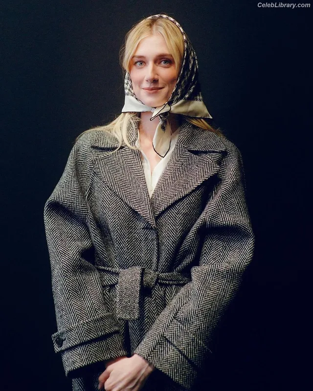 Elizabeth Debicki photo 2 of 335