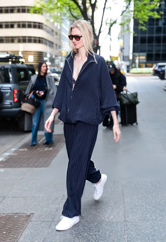 Elizabeth Debicki photo 16 of 335