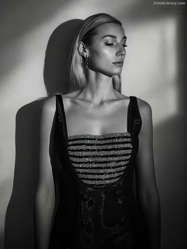 Elizabeth Debicki photo 18 of 335