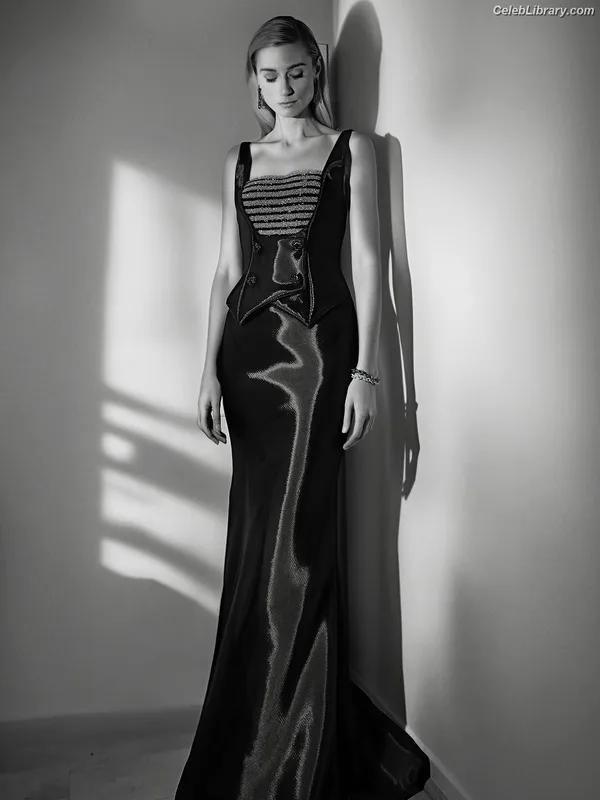 Elizabeth Debicki photo 24 of 335