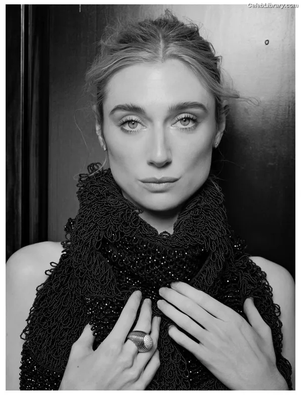 Elizabeth Debicki photo 4 of 335