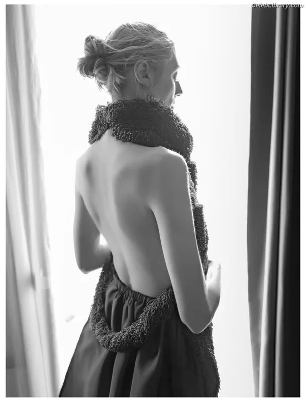Elizabeth Debicki photo 7 of 335