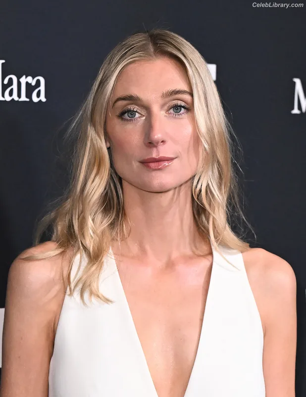 Elizabeth Debicki photo 4 of 335