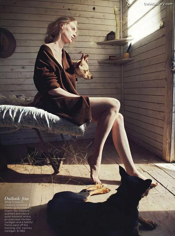 Elizabeth Debicki photo 10 of 335