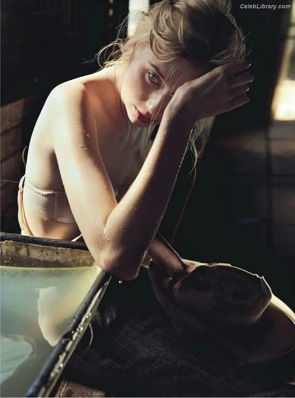 Elizabeth Debicki photo 21 of 335