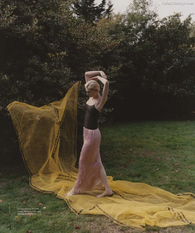 Elizabeth Debicki photo 2 of 335