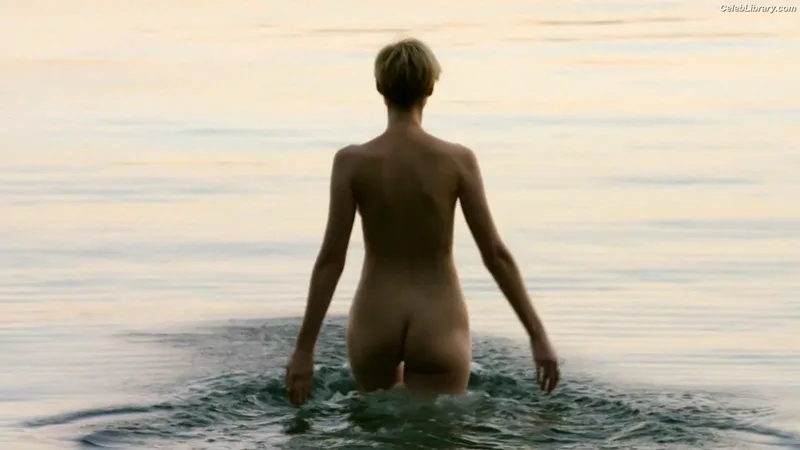 Elizabeth Debicki photo 4 of 335