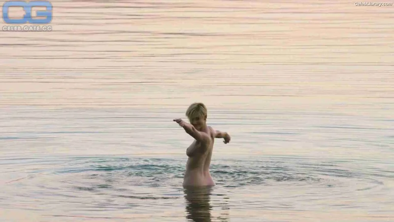 Elizabeth Debicki photo 5 of 335