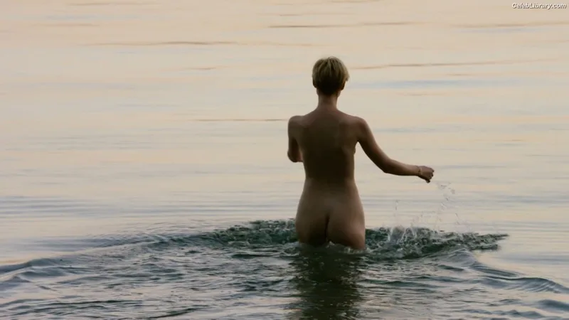 Elizabeth Debicki photo 6 of 335