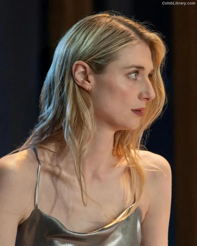 Elizabeth Debicki photo 9 of 335