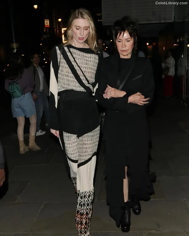 Elizabeth Debicki photo 10 of 335