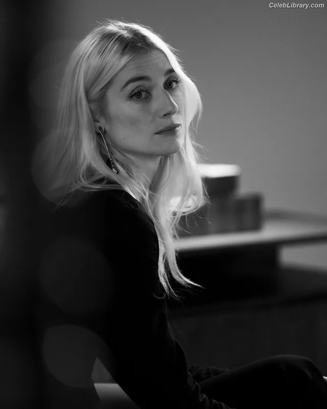 Elizabeth Debicki photo 8 of 335