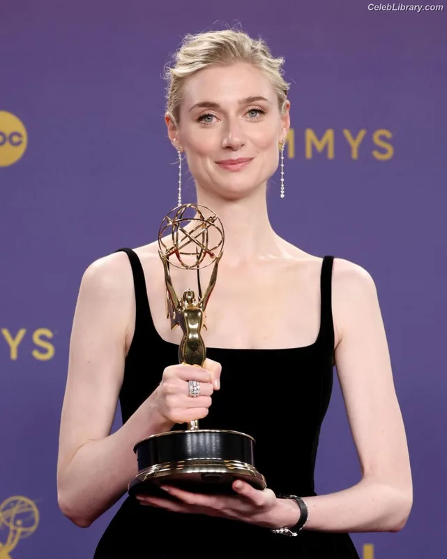 Elizabeth Debicki photo 10 of 335