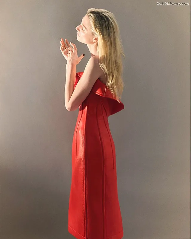Elizabeth Debicki photo 16 of 335
