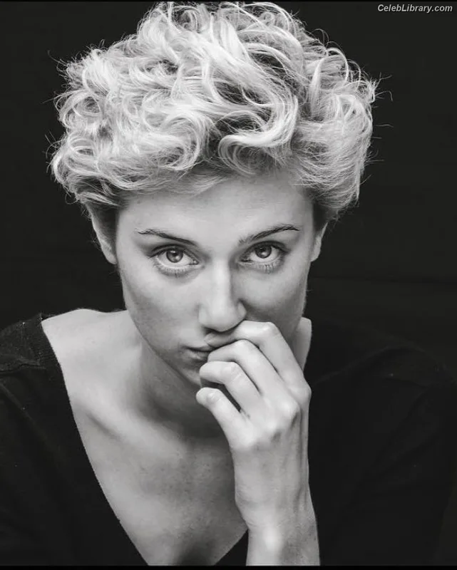 Elizabeth Debicki photo 22 of 335