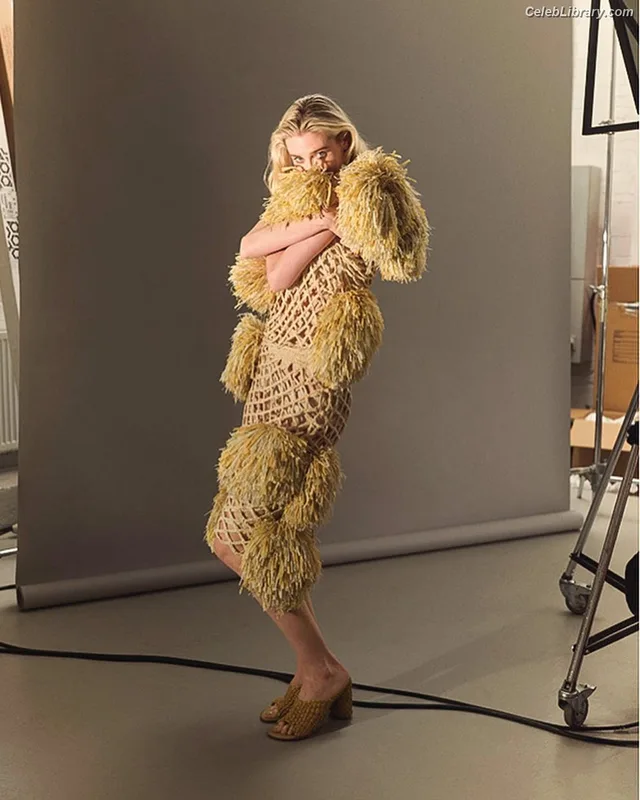 Elizabeth Debicki photo 4 of 335