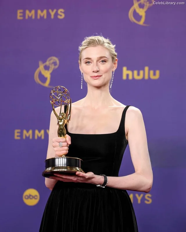 Elizabeth Debicki photo 6 of 335