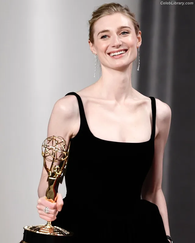 Elizabeth Debicki photo 8 of 335
