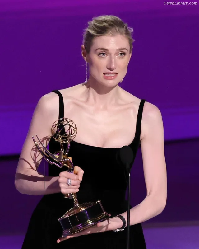 Elizabeth Debicki photo 15 of 335