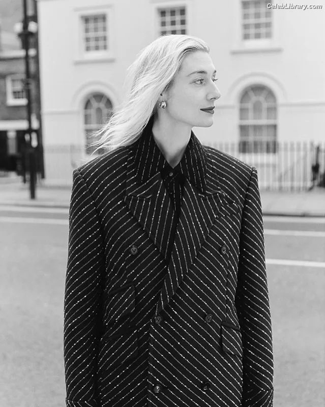 Elizabeth Debicki photo 17 of 335