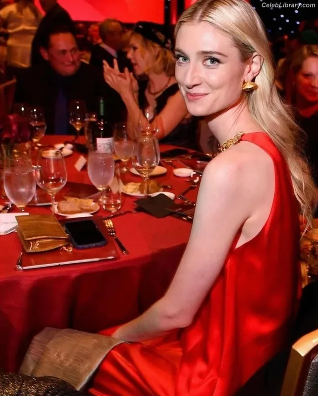 Elizabeth Debicki photo 4 of 335