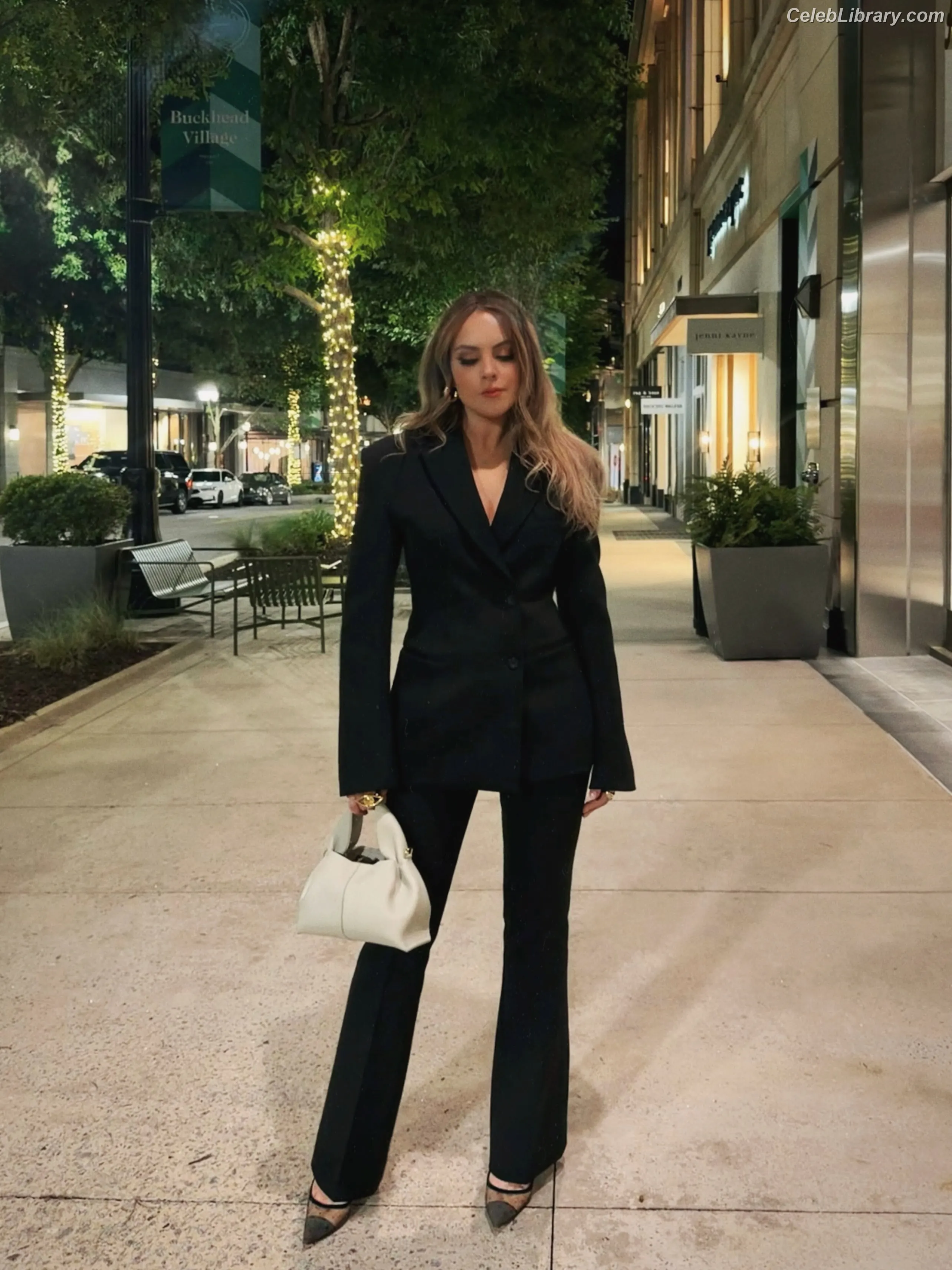 Elizabeth Gillies photo 8 of 680