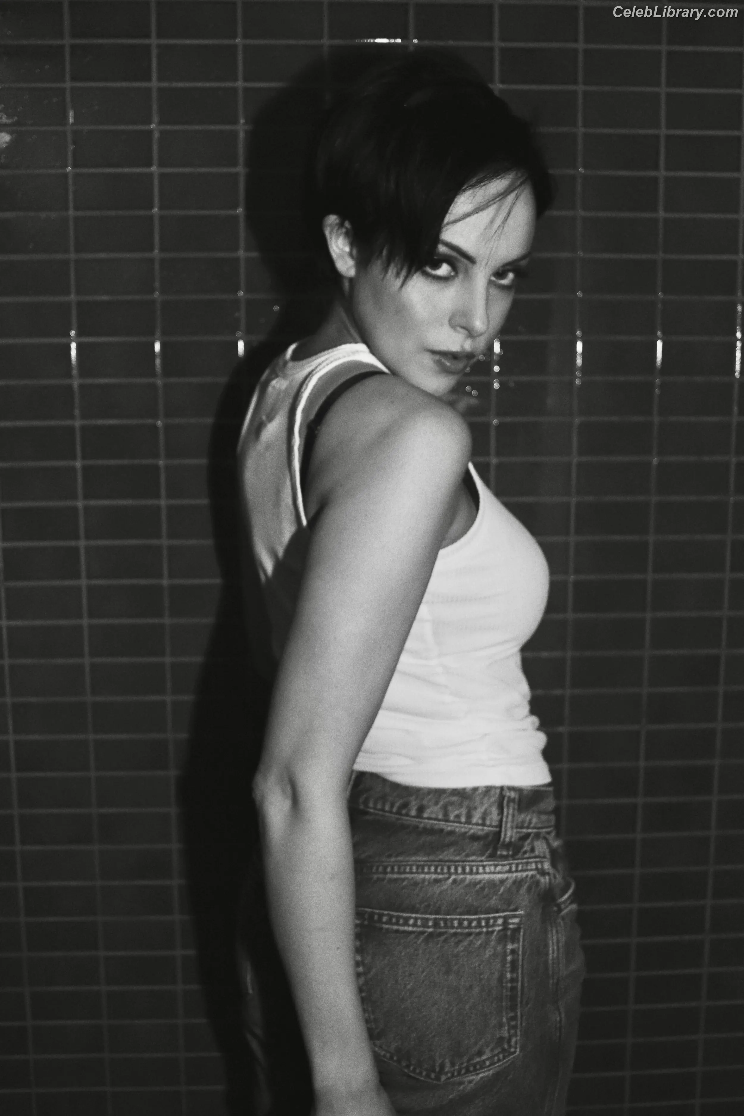Elizabeth Gillies photo 7 of 680