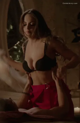 Elizabeth Gillies photo 4 of 680