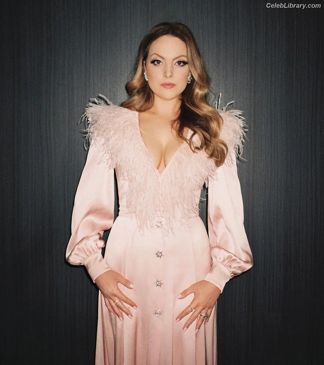 Elizabeth Gillies photo 8 of 680