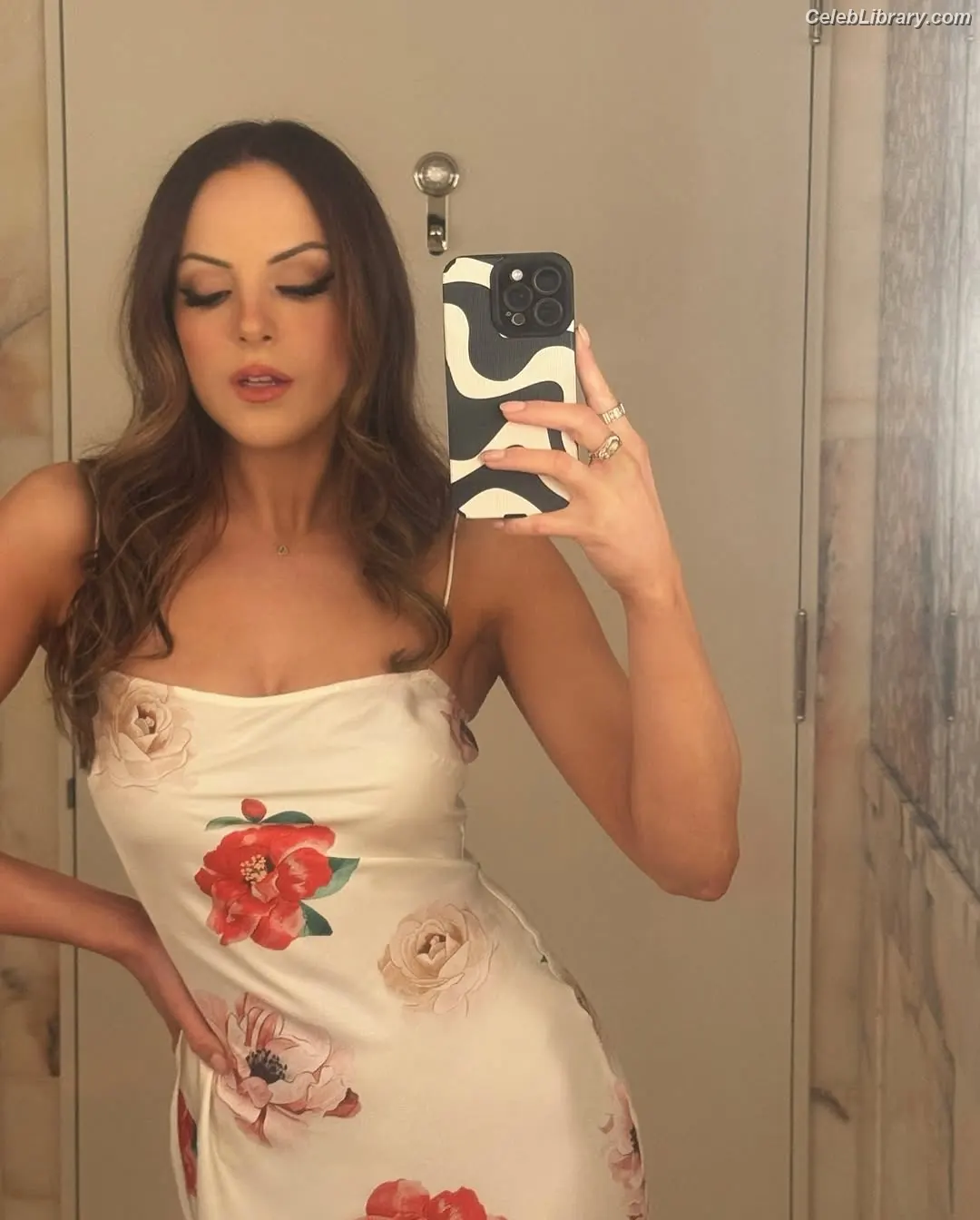 Elizabeth Gillies photo 20 of 680