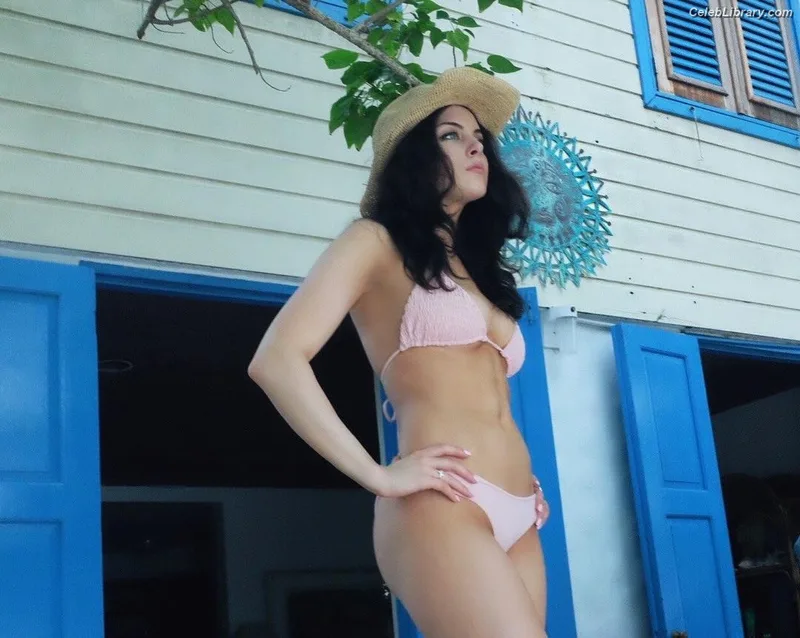 Elizabeth Gillies photo 6 of 675