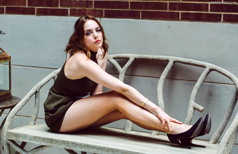 Elizabeth Gillies photo 7 of 675