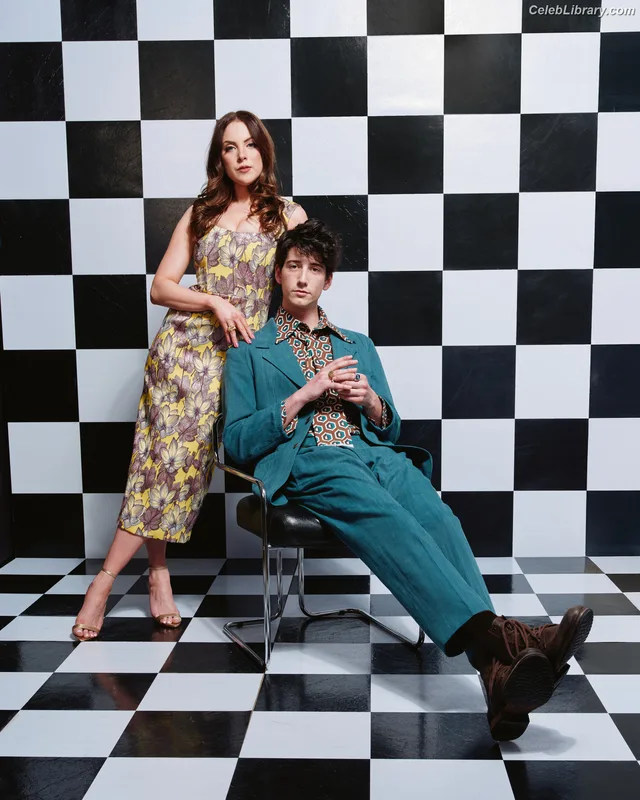 Elizabeth Gillies photo 10 of 675