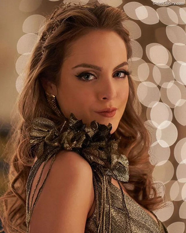 Elizabeth Gillies photo 21 of 675