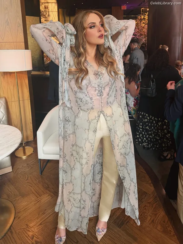 Elizabeth Gillies photo 3 of 675