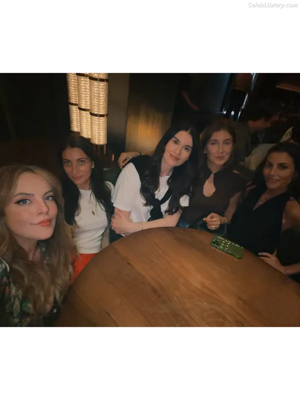 Elizabeth Gillies photo 4 of 675