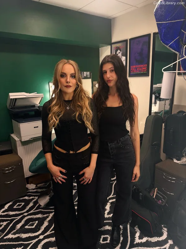 Elizabeth Gillies photo 5 of 675