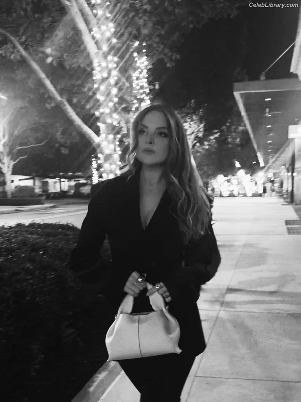 Elizabeth Gillies photo 7 of 675