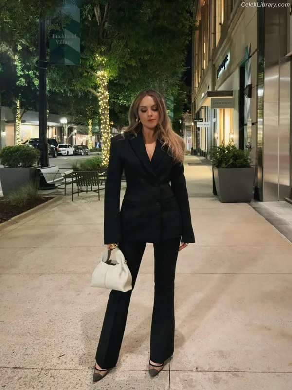 Elizabeth Gillies photo 8 of 675