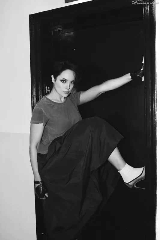 Elizabeth Gillies photo 18 of 675