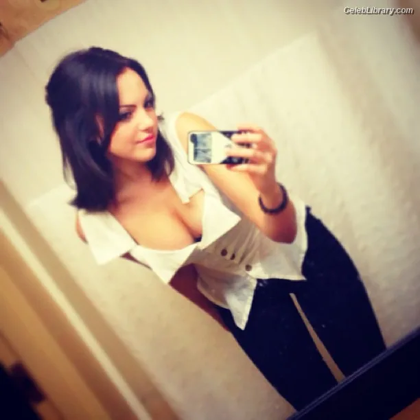 Elizabeth Gillies photo 21 of 675