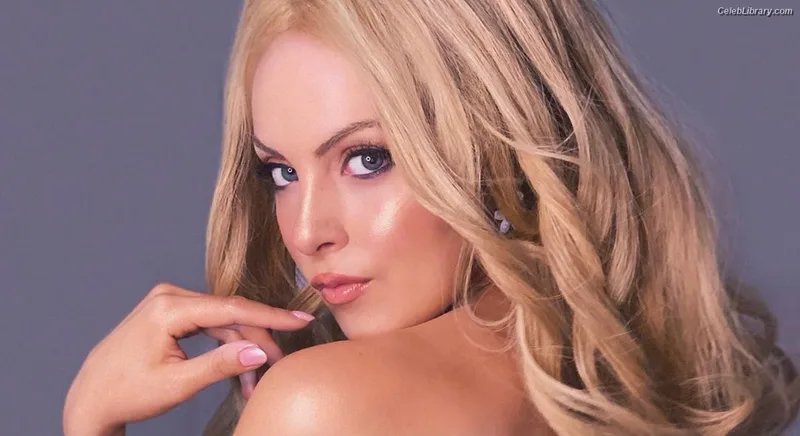 Elizabeth Gillies photo 22 of 675