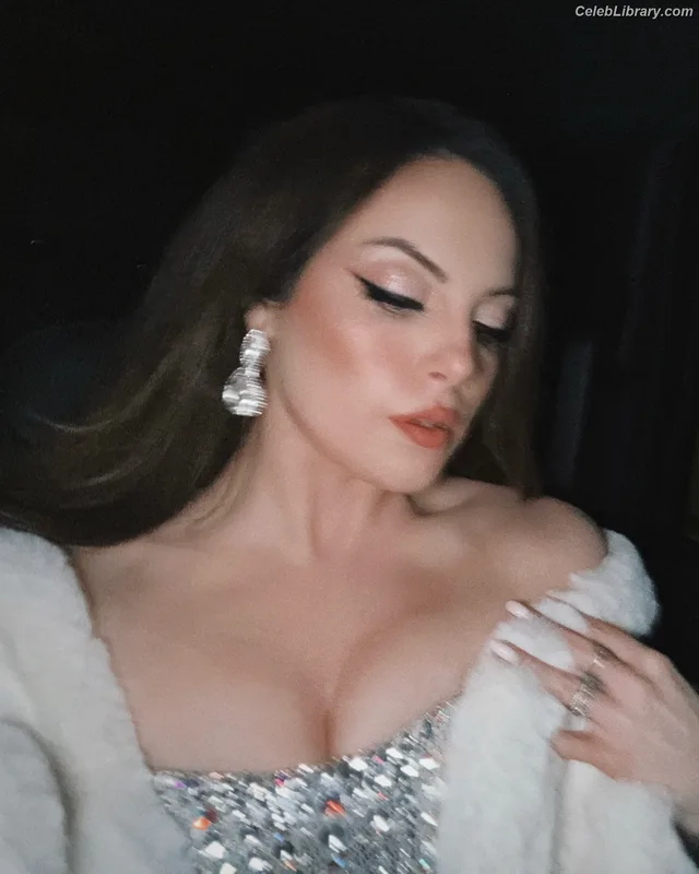 Elizabeth Gillies photo 7 of 675