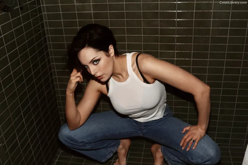 Elizabeth Gillies photo 12 of 675
