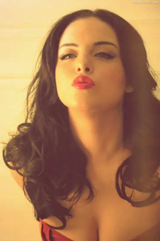 Elizabeth Gillies photo 5 of 675