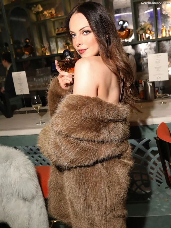 Elizabeth Gillies photo 10 of 675