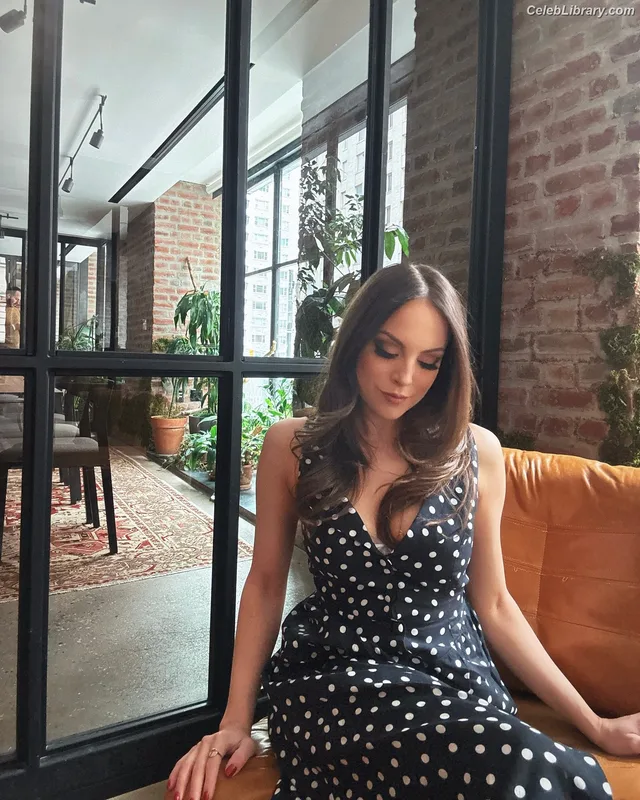 Elizabeth Gillies photo 12 of 675
