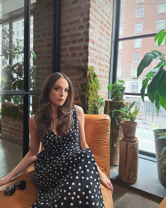 Elizabeth Gillies photo 14 of 675
